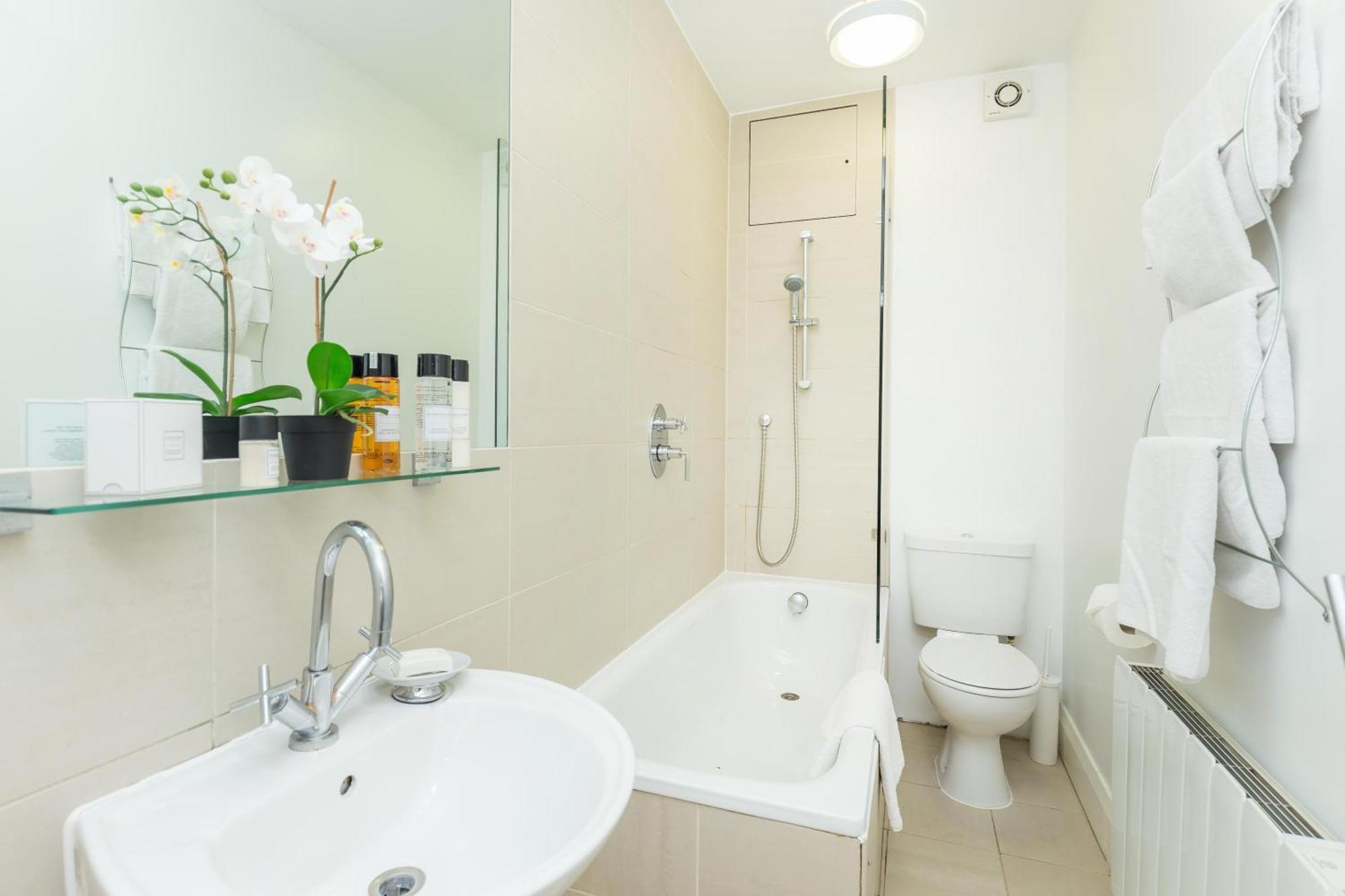 לונדון Picton 2Br Apartment - Prime Location & Comfort מראה חיצוני תמונה